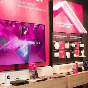 Telekom Shop mit modernen Smart-Home-Geräten, WLAN-Router und Fernseher im Angebot.