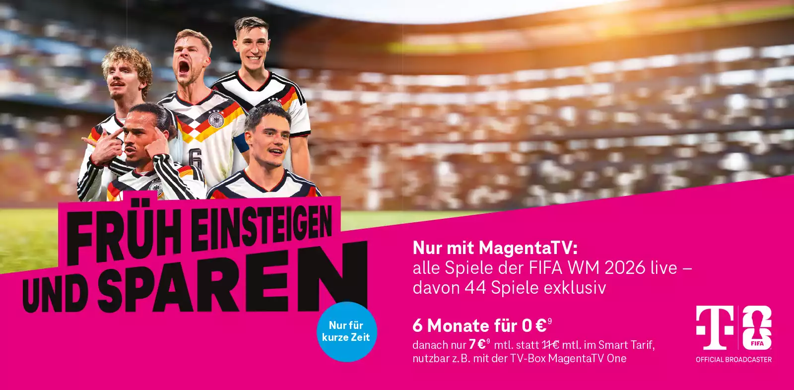 Werbegrafik: MagentaTV FIFA WM 2026 live mit Fußballspielern im Stadion